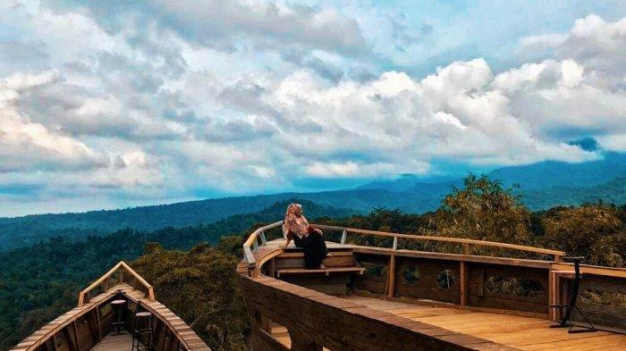 Pengunjung sedang berfoto ria di salah satu spot foto di Bekancan River, Kabupaten Langkat, Provinsi Sumatera Utara.