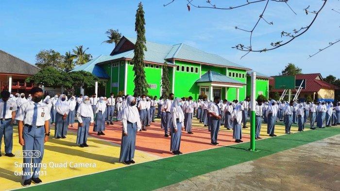 Hari pertama SMA Negeri 1 Singkep belajar tatap muka. Tampak 50 persen siswa sedang melakukan apel rutin setiap pagi, Senin (22/2/2021).