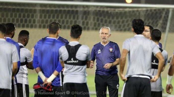 Bert van Marwijk saat memimpin sesi latihan timnas Uni Emirat Arab.