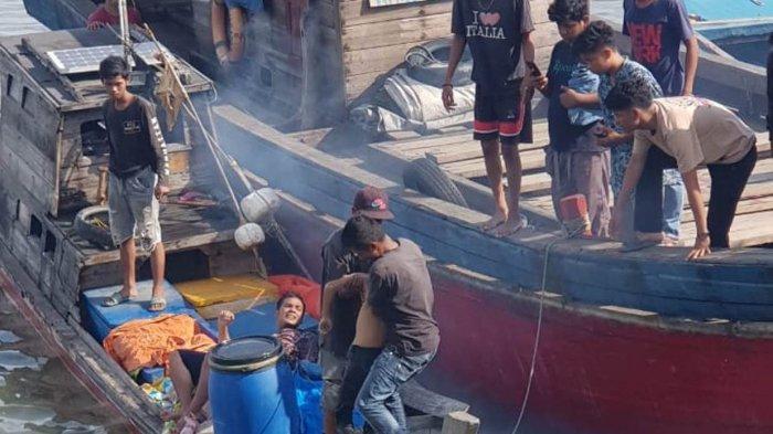 BOCAH HANYUT - Proses pencarian enam bocah yang teseret arus laut saat berenang di kawasan pintu air yang menghubungkan air danau dan air laut di Sungai Lakam Karimun, Sabtu (3/7).
