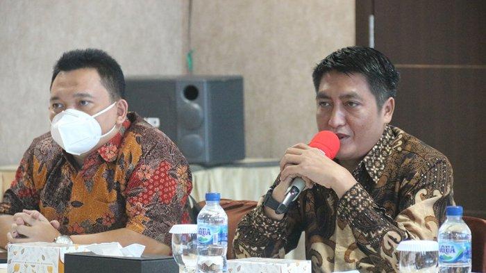 KUNJUNGI ATB - Bupati Magelang, Provinsi Jawa Tengah, Zaenal Arifin bersama manajemen PDAM Tirta Gemilang saat berkunjung ke Adhya Tirta Batam (ATB) untuk studi banding, Kamis (5/11).
