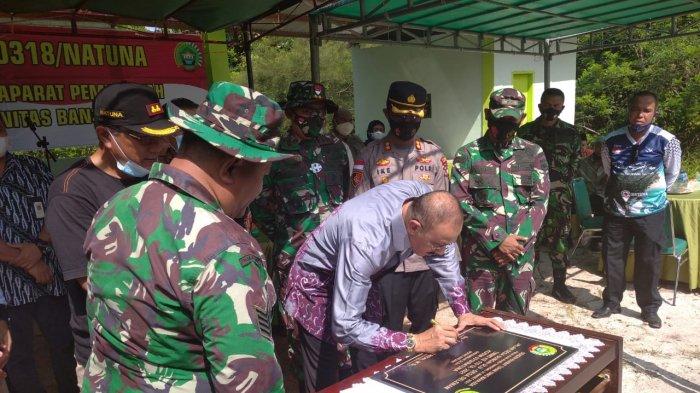 Bupati Natuna Abdul Hamid Rizal menandatangani prasasti tanda suksesnya kegiatan TMMD ke-110, di Lapangan Tembak Kodim 0318/Natuna, Jalan Batu Sisir, Sungai Ulu, Bunguran Timur, Kabupaten Natuna, Kepulauan Riau, Jumat (9/4/2021).