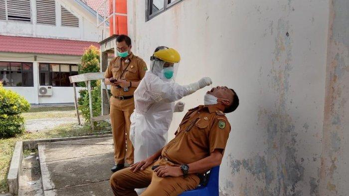 Bupati Natuna Wan Siswandi saat menjalani swab antigen, Senin (12/7/2021). Langkah ini ia lakukan setelah Gubernur Kepri Ansar Ahmad positif virus corona.