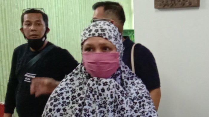 Ilustrasi. Anita Anggraini alias Siti Aisyah Ainun buron terpidana narkoba yang ditangkap di Batam hanya tertunduk diam, Selasa (6/10) siang. TRIBUN BATAM/ LEO HALAWA