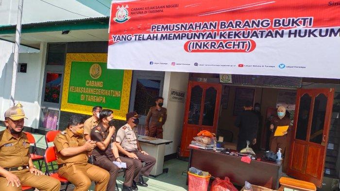 Cabang Kejaksaan Negeri Natuna di Tarempa saat pemusnahan barang bukti yang mempunyai kekuatan hukum tetap (inkracht), Senin (12/4/2021).