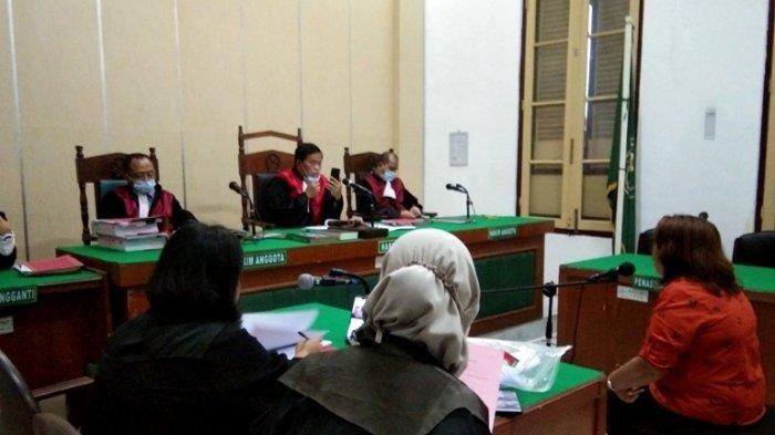 Sri Hersti Lusiana Sidabutar, korban penipuan saat menjadi saksi di ruang cakra 8 Pengadilan Negeri (PN) Medan, Rabu (7/4/2021). Korban ditipu oleh pensiunan PNS kantor Gubernur Sumut bernama Andigan Hasudungan Hutagaol