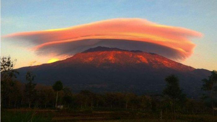 The phenomenon of Mount Lawu in a cloud hat is back today, Thursday morning. Beautiful scenery occurs when a hat-shaped cloud overshadows the summit of Mount Lawu. (Kompas.com/Sukoco)