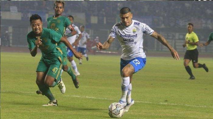 Duel Persib Bandung vs Persebaya Surabaya di Stadion GBLA pada laga Piala Presiden (17/7/2022).