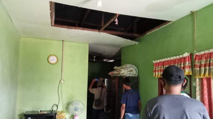 Kondisi rumah Zudairah setelah di terjang hujan lebat dan angin kencang, Sabtu (10/4/2021).