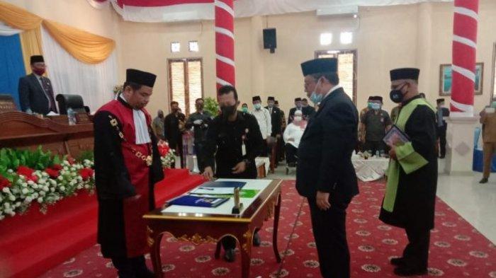 Seremoni pelantikan Daeng Amhar menjadi Ketua DPRD Natuna, Senin (5/10/2020). Daeng Amhar menggantikan Andes yang juga dari Fraksi PAN. Andes diPAW sebagai anggota DPRD Natuna, dan posisinya sebagai ketua DPRD digantikan Daeng Amhar.