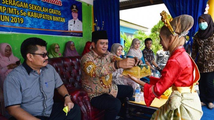DISDIK BINTAN - Kadisdik Bintan, Tamsir membagikan seragam gratis ke sekolah di Kabupaten Bintan, Provinsi Kepri.