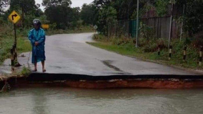 Dampak Banjir di Bintan, Jembatan Tirta Madu - Gesek Putus. Foto ilustrasi