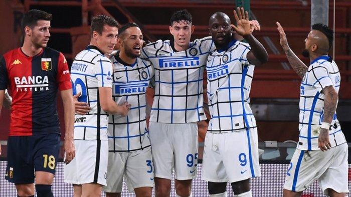 Pemain Inter Milan melakukan selebrasi setelah Danilo D'Ambrosio (ketiga dari kiri) mencetak gol ke gawang Genoa pada laga serie A Liga Italia 2020/20210, Sabtu (24/10/2020).