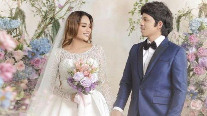 Begini Dekorasi Super Mewah dan Elegan di Pernikahan Aurel dan Atta yang Serba Putih dengan Bertabur Bunga dan Pernak-pernik Mahal
