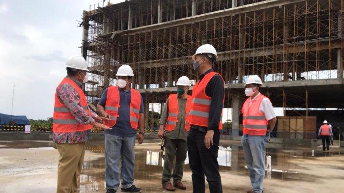 LAGOI - Direktur PT Graha Agung Indah Sentosa bersama Direksi Mandiri Group melihat kontruksi bangunan Hotel Indigo dan Holiday Inn Resort yang dibangun di Kawasan Wisata Lagoi, Kabupaten Bintan, Selasa (22/6/2021).