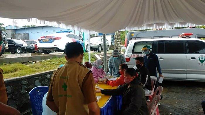 VIRUS CORONA DI BINTAN - Terdapat penambahan 7 kasus positif virus Corona di Bintan. Tampak adalam foto rapid test saat demo buruh di Bintan, Senin (9/11/2020). Foto ilustrasi.