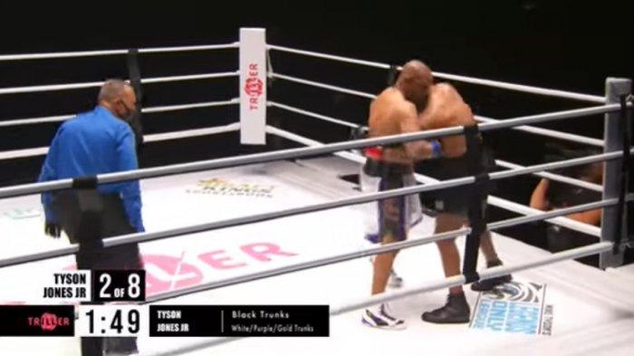 Duel Mike Tyson Vs Roy Jones Jr berakhir tanpa pemenang, Minggu, 29 November 2020 siang WIB