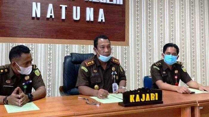 KEJARI NATUNA - Kepala Kejaksaan Negeri atau Kajari Natuna, Imam MS Sidabutar didampingi Kasi Pidsus John Freddy Simbolon dan Kasi Intelijen Muhammad Albar Hanafi saat konferensi pers dugaan korupsi dana Desa Ceruk di Ruang Vidcon Kejaksaan Negeri Natuna, Jalan Pramuka, Kecamatan Bunguran Timur, Kabupaten Natuna, Provinsi Kepri, Senin (10/5/2021).