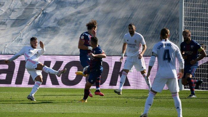 Pemain Real Madrid asal Belgia Eden Hazard (kiri) saat mencetak gol ke gawang SD Huesca, di Liga Spanyol, Sabtu (31/10/2020).
