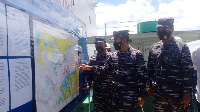 Panglima Koarmada I (Pangkoarmada I) Laksda TNI Arsyad Abdullah saat memberikan keterangan kepada awak media di atas MT Zodiac Star, Rabu (1/9/2021).