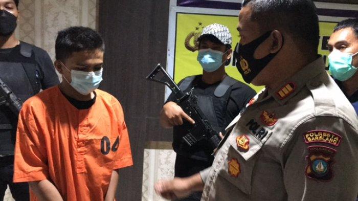 POLSEK LUBUK BAJA - Tersangka M Amir (20) saat di Polsek Lubuk Baja, Rabu (7/7/2021). Ia ditangkap setelah berbuat aksi kriminal terhadap remaja 13 tahun anak mantan bosnya.