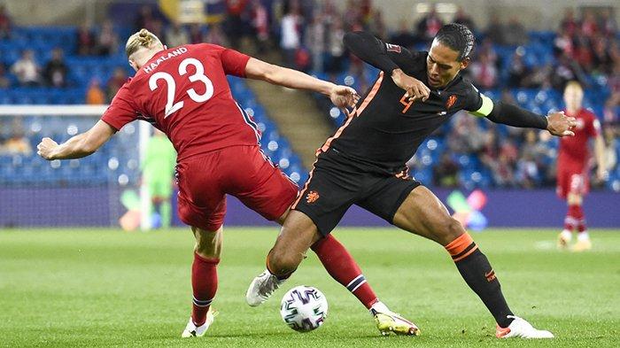 Striker Norwegia Erling Braut Haaland (kiri) berebut bola dengan bek Belanda Virgil van Dijk dalam pertandingan Norwegia vs Belanda pada matchday 4 Kualifikasi Piala Dunia Qatar 2022, Rabu (1/9/2021). Pertandingan berakhir imbang 1-1.
