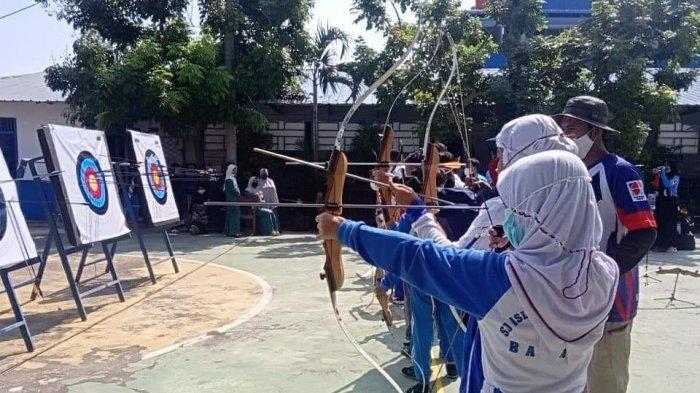 Siswa -Siswi Sekolah Islam Hang Tuah sedang mengikuti Kegiatan Extra Kurikuler Panahan.