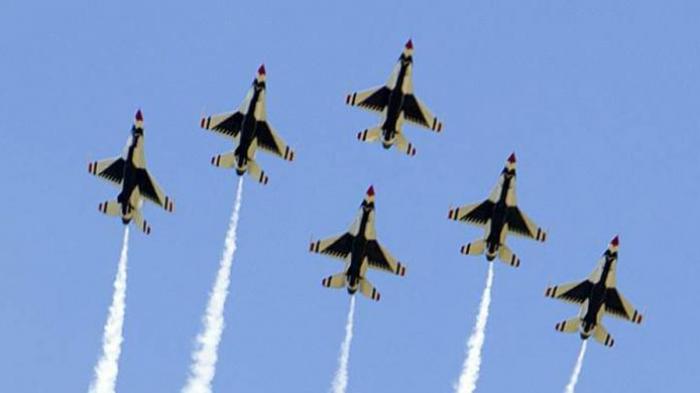 Formasi persawat Thunderbird dalam atraksi di acara wisuda Akademi Militer AS