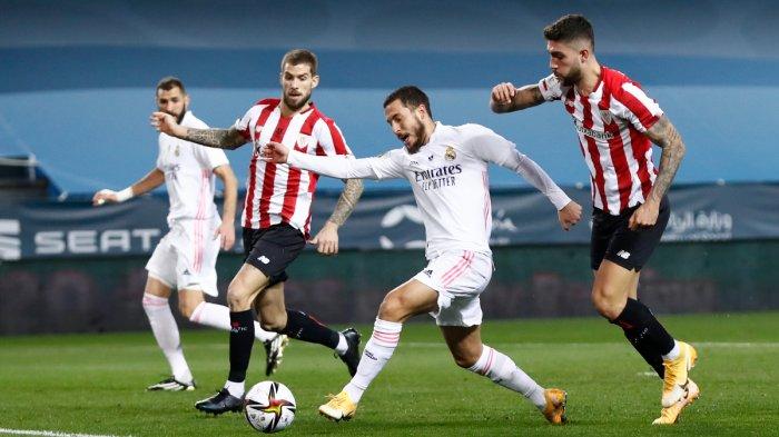Real Madrid kalah di Piala Super Spanyol - Gelandang Real Madrid asal Belgia, Eden Hazard mendapat pengawalan ketat dari pemain Athletic Bilbao di semifinal Piala Super Spanyol 2021. Real Madrid kalah 1-2 dari Bilbao, Kamis (14/1/2021).