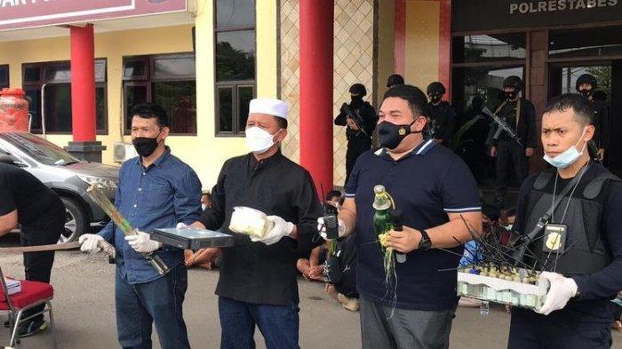 Operasi gabungan Polda Sumatera Selatan dan Polrestabes Palembang dengan menggerbek kampung narkoba di Jalan M Kadir, Kecamatan Ilir Barat (IB) II Palembang