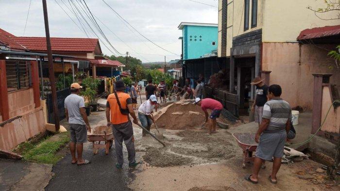 Warga perumahan Pondok Kelapa Tanjungpinang gotong royong memperbaiki akses jalan, Minggu (4/4/2021).