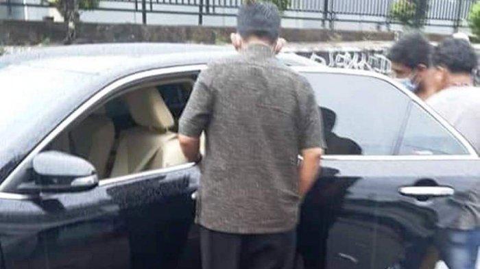 Proses evakuasi korban laka lantas di Tanjungpinang ke mobil Gubernur Kepri Ansar Ahmad, Sabtu (17/4/2021).