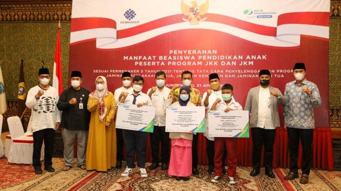 Gubernur Kepri, Ansar Ahmad usai mengikuti Video Conference Seremoni Penyerahan Manfaat Beasiswa Pendidikan Anak Peserta Program JKK dan JKM oleh Menteri Tenaga Kerja RI di Gedung Daerah Tanjungpinang, Rabu (21/4/2021) petang.