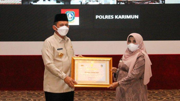 GUBERNUR KEPRI - Gubernur Kepri, Ansar Ahmad memberikan piagam penghargaan di Aula Wan Seri Beni, Dompak, Tanjungpinang, Senin (28/6). Dua daerah di Kepri mendapat penghargaan karena vaksinasi corona mencapai target.