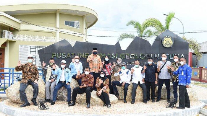 Gubernur Kepri Ansar Ahmad mendampingi Menkominfo Johnny G Plate berkeliling di dalam gedung information center Geopark Natuna, Ranai, Kamis (22/4/2021).