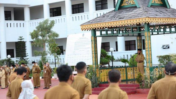 Gubernur Kepri saat menjadi pembina apel pagi di Pemprov Kepri.