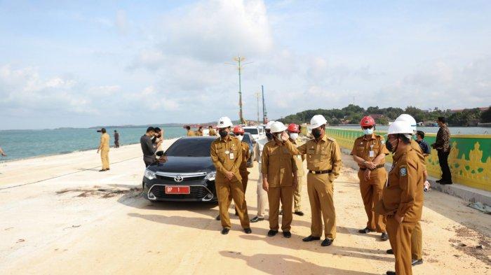 GUBERNUR KEPRI - Gubernur Kepri Isdianto bersama Sekdaprov Kepri TS Arif Fadillah dan OPD terkait meninjau progres pembangunan jalan lingkar Gurindam 12 di Tepi Laut Tanjungpinang, Selasa (8/12).