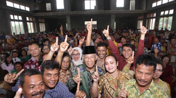 H Muhammad Sani (tengah) dan Muhammad Rudi bersama warga marga Nababan saat menghadiri Pesta 13 Oktober Partiangan Borsak Mangatasi Nababan Boru/Bere/Berere.