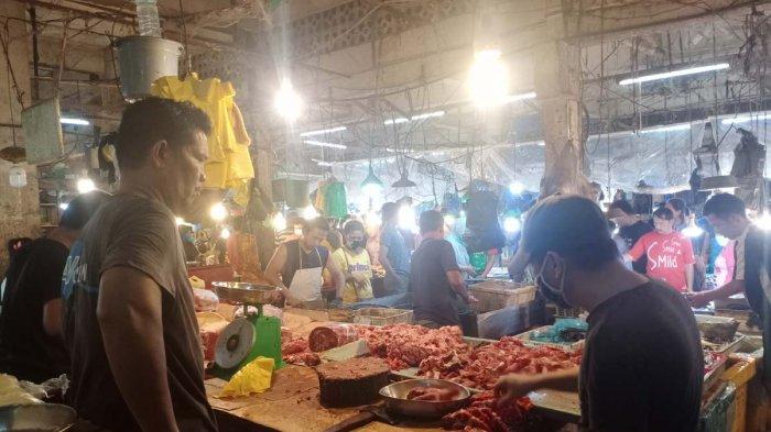 Beberapa warga sedang membeli daging ayam di Pasar Tos 3000 Batam, Kamis, (8/4/2021).