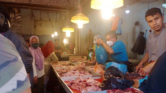 PASAR TOS 3000 BATAM - Beberapa warga sedang membeli daging ayam di Pasar Tos 3000, Kamis, (8/4/2021).