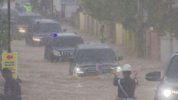 Mobil Dinas Presiden Jokowi Terjang Banjir di Kalimantan