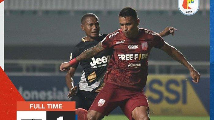 Penyerang Persis Solo, Beto Goncalves saat berduel dengan pemain Dewa United di Semifinal Liga 2 2021, Senin (27/12/2021).