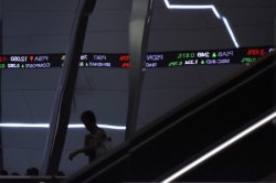 IHSG Masuk Zona Merah di Awal Pekan, Asing Borong Saham BRI dan Telkom
