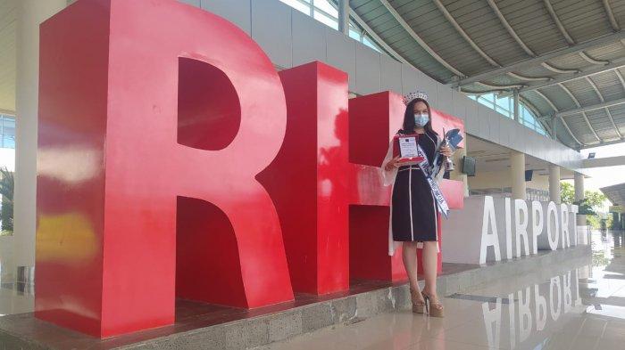 Juara 1 Putra Puteri Wisata Indonesia 2021, Imelia Tri Pamela Sari saat sesi foto di Bandara Raja Haji Fisabilillah Tanjungpinang.