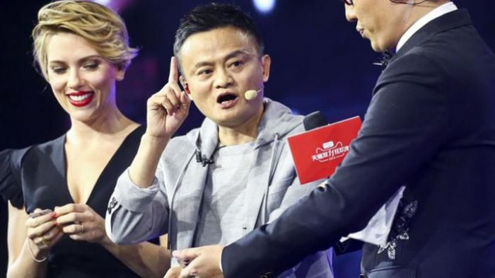 CEO Alibaba Jack Ma (tengah) bersama aktris Hollywood Scarlett Johansson saat membuka event Singles Day 2016