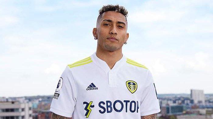 Jersey Kandang Leeds United musim 2021-2022 dipakai Rapinha
