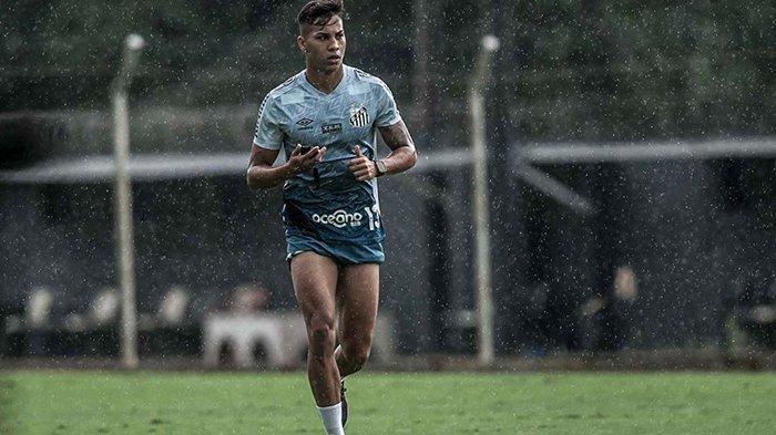 Kaio Jorge, pemain muda Santos FC menjadi incaran klub-klub elite Eropa seperti AC Milan, Juventus dan Napoli.