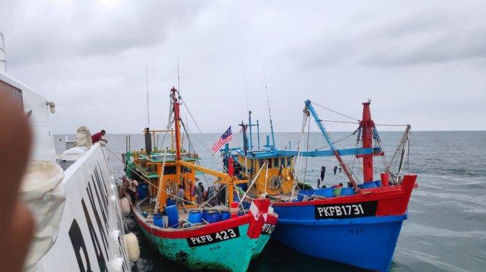 Dua kapal ikan asing asal Malaysia tangkapan Bakamla di Pulau Rupat, Provinsi Riau, Rabu (24/3/2021).