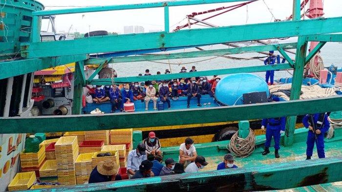 Kapal Ikan Asing Buronan Mabes Polri Akhirnya Ditangkap, 20 Tahun Keruk Hasil Laut Natuna. Foto kapal ikan asing tangkapan Mabes Polri di Pelabuhan Batu Ampar, Batam, Rabu (24/3/2021).