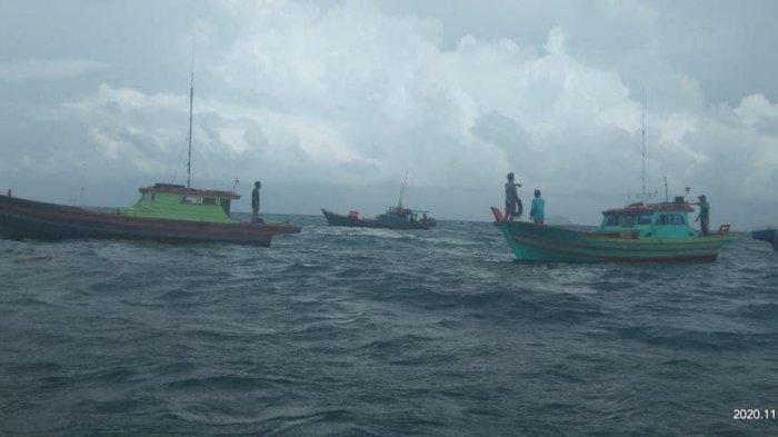 KAPAL NELAYAN TENGGELAM - Kapal nelayan tenggelam di sekitar perairan Pulau Nyamuk, Kecamatan Siantan Timur, Kabupaten Kepulauan Anambas, Provinsi Kepri, Senin (16/11/2020).